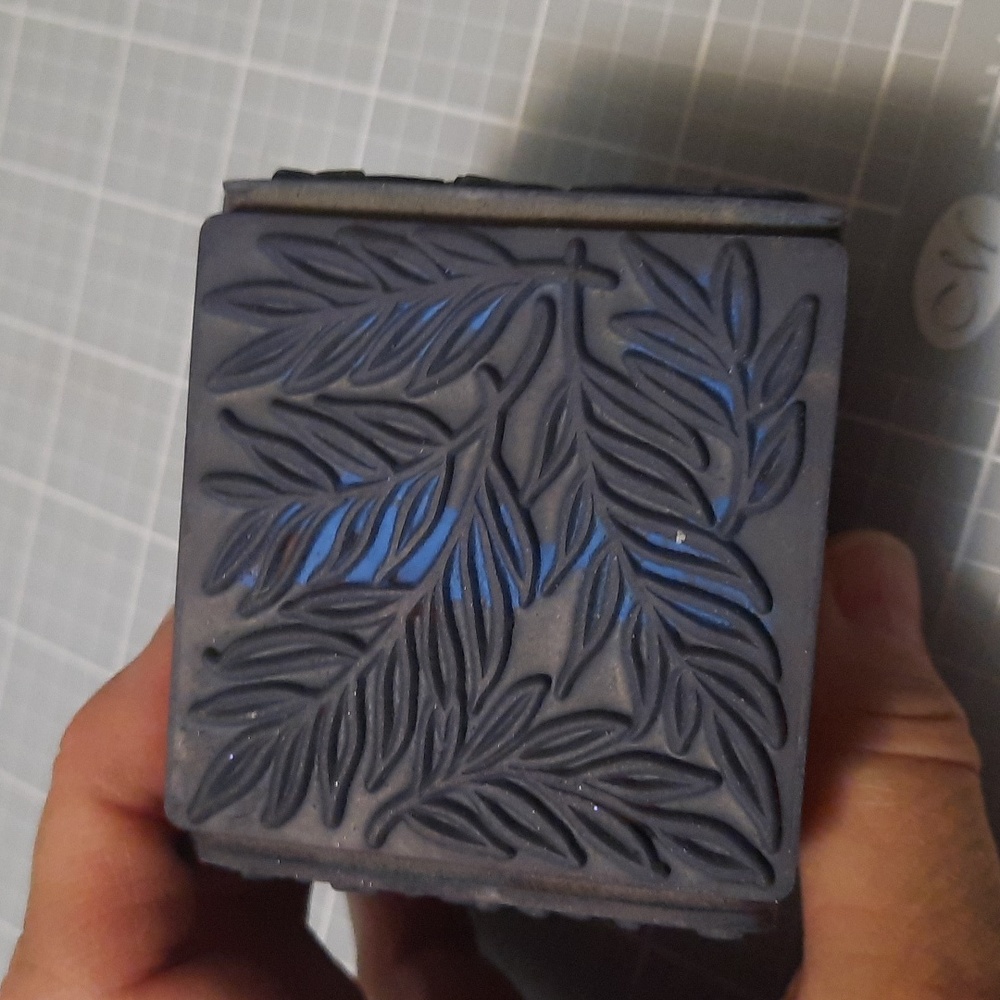 Foliate Texture Cube Rubber Stamp - Picture 3 of 5